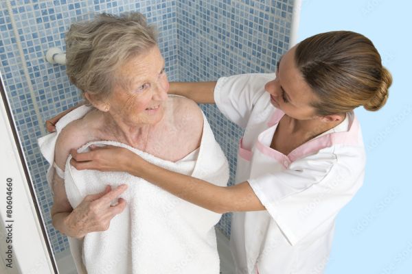 Aide &agrave; domicile pour la toilette d'une personne &acirc;g&eacute;e