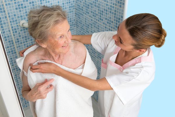 Aide &agrave; domicile pour la toilette d'une personne &acirc;g&eacute;e
